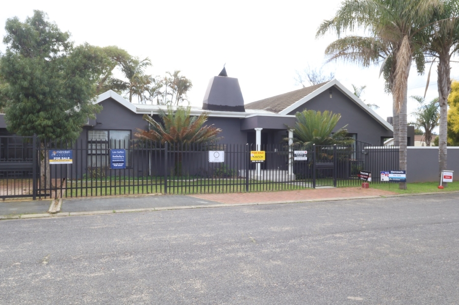 4 Bedroom Property for Sale in Klein Drakenstein Western Cape